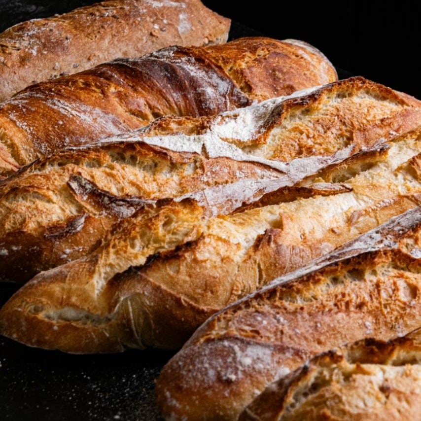 Différents pains allant de la baguette céréales bio au 100% levain jusqu'à la tradition française