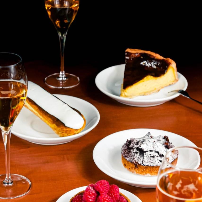 Alléchante présentation de patisseries de l'épi d'or du chablais en haute savoie dont le flan, l'éclair à la vanille et la tarte à la framboise. Présenté avec des coupelles de champagnes.